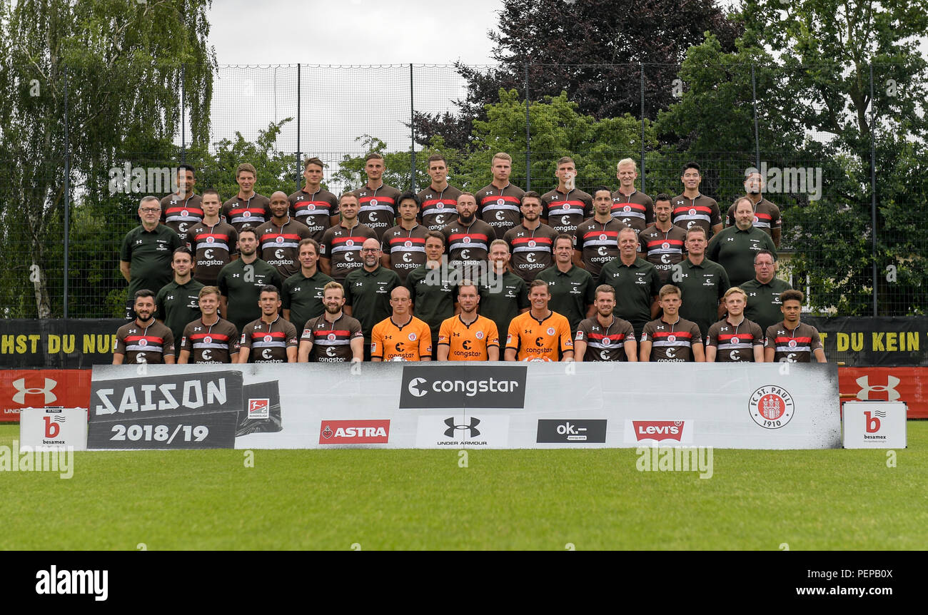 2e Bundesliga allemande, photocall officiel FC pour la saison 2018/19 St Pauli à Hambourg, Allemagne : (première rangée, L-R) Cenk  ?ahin, Richard Neudecker, Waldemar Sobota, Jan-Marc Schneider, gardien de Svend Brodersen, gardien Robin Himmelmann, gardien de Philipp Heerwagen, Christopher Buchtmann, Finn Ole Becker, Mats Daehli Moeller, Luis Coordes ; deuxième rangée (L-R) Mike physio physio, Muretic Alexander sophistiqués, médecin de l'équipe Dr Volker Carrero, analyste jeu Andrew Meredith, athlétisme Janosch Emonts, athlétisme Christoph Hainc, entraîneur gardien Mathias Hain, l'entraîneur adjoint André Trulsen, l'entraîneur adjoint, Mar Banque D'Images