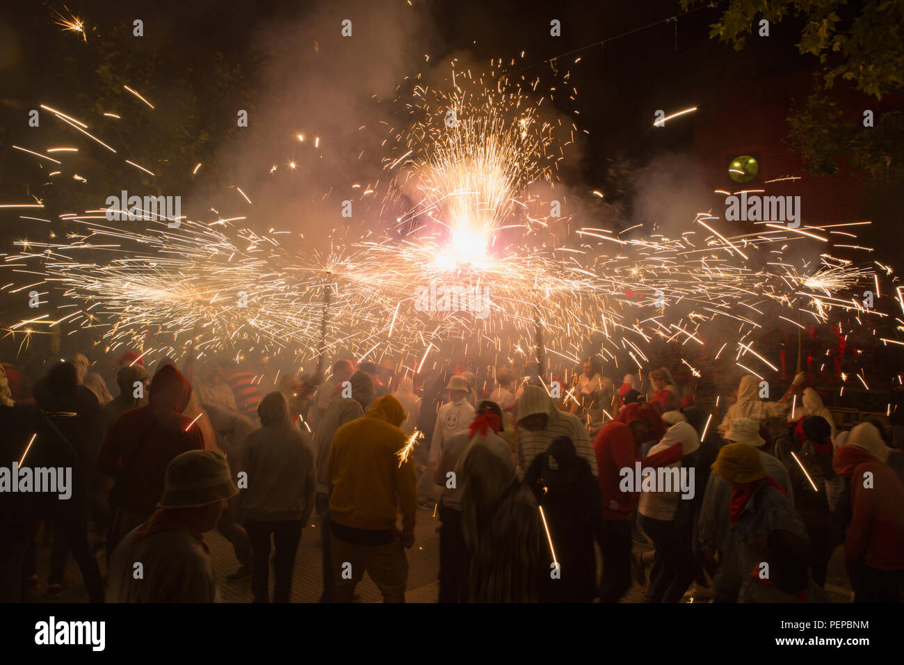 Santander, Espagne, le 16 août, 2018. Les touristes et les habitants profiter ensemble la nuit de fête du feu dans la ville de Santander, Espagne. Credit : Gergő Lázár/Alamy Live News Banque D'Images