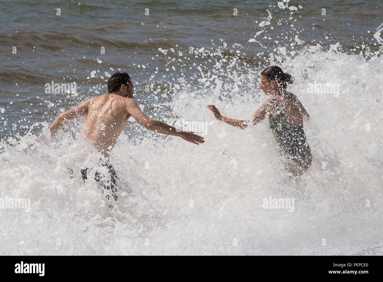 Dorset, UK. 17 août, 2018. Météo France : les vacanciers aiment jouer dans la ruche à Ocean Surf Beach de Burton Bradstock sur une chaude après-midi. Crédit : Guy Josse/Alamy Live News Banque D'Images