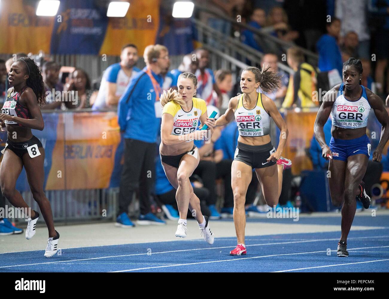 Berlin, Deutschland. Août 11, 2018. Nadine GONSKA, Allemagne, 2.Changements vr à Laura MUELLER (MuÌller), l'Allemagne, l'Aktion, Wechsel. Dernier 4x400m relais femmes, sur 11.08.2018 Championnats d'Europe d'athlétisme 2018 à Berlin/Allemagne à partir de 06.08. - 12.08.2018. Utilisation dans le monde entier | Credit : dpa/Alamy Live News Banque D'Images