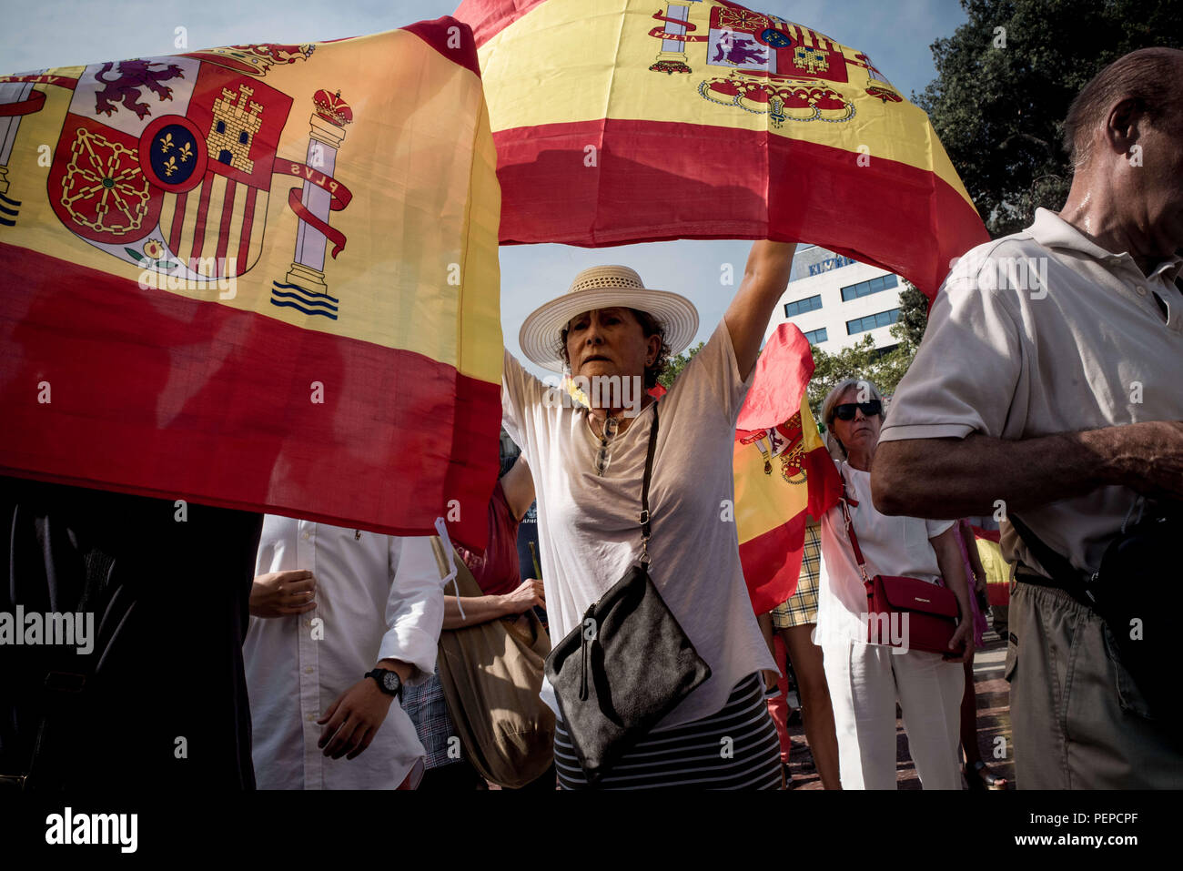 Barcelone, Catalogne, Espagne. Août 17, 2018. Les partisans pro-syndicaliste agitent des drapeaux à l'appui du roi d'Espagne Felipe VI visiter Barcelone de l'hommage aux victimes des attaques terroristes de l'an dernier qui a tué 16 personnes et blessé plus de 120 lorsque deux véhicules s'est écrasé dans la foule. Crédit : Jordi Boixareu/ZUMA/Alamy Fil Live News Banque D'Images