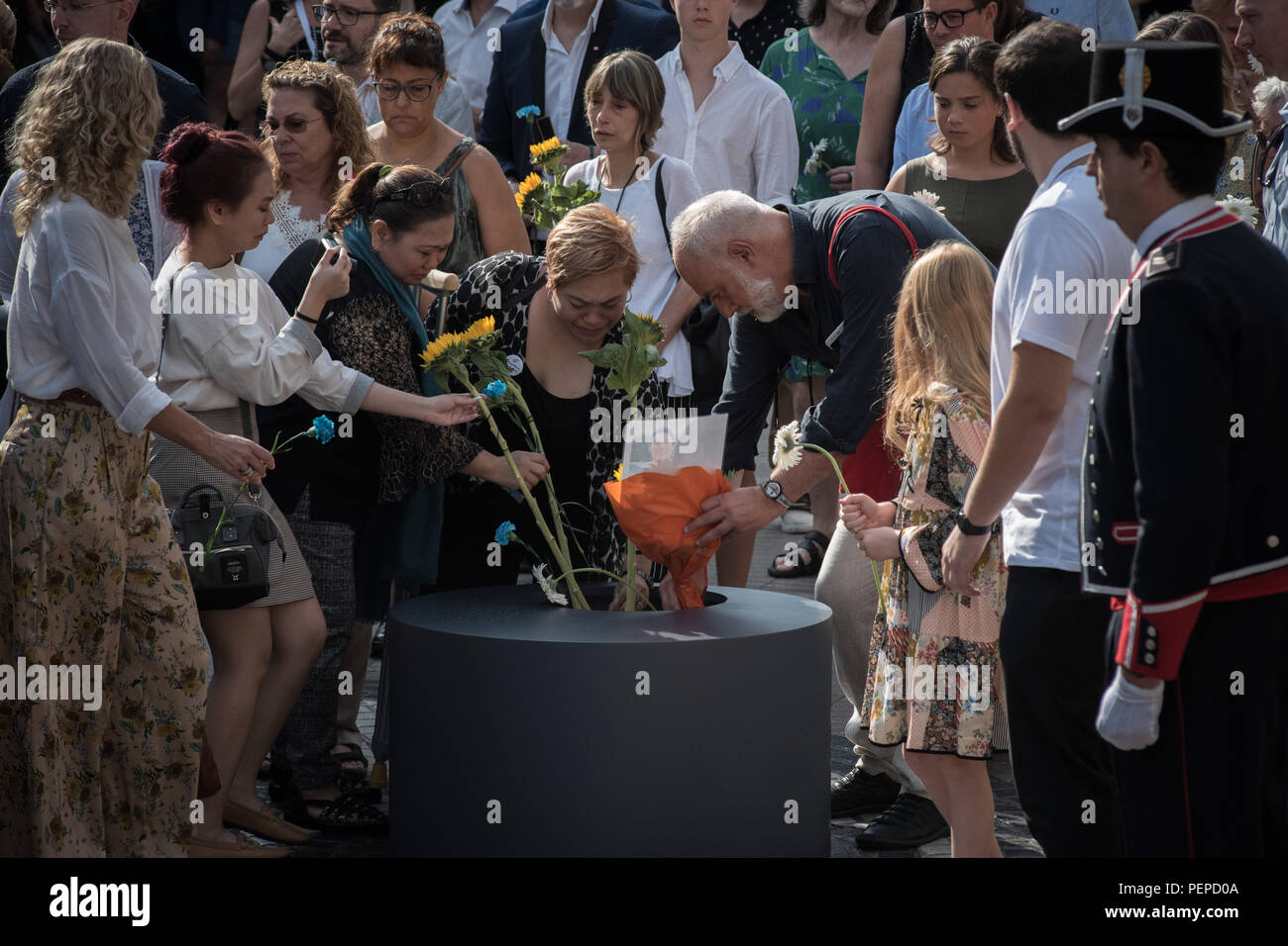 Barcelone, Espagne. 17Th Aug 2018. 17 août, 2018 - Barcelone, Catalogne, Espagne - des proches de victimes rendre hommage à Las Ramblas de Barcelone après un an des attaques terroristes qui ont tué 16 personnes et blessé plus de 120 deux véhicules s'est écrasé dans la foule. Crédit : Jordi Boixareu/Alamy Live News Banque D'Images