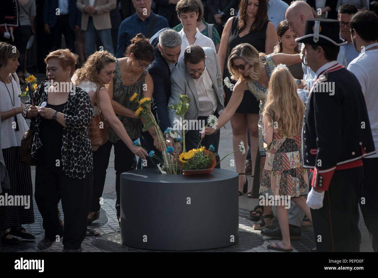 Barcelone, Espagne. 17Th Aug 2018. 17 août, 2018 - Barcelone, Catalogne, Espagne - des proches de victimes rendre hommage à Las Ramblas de Barcelone après un an des attaques terroristes qui ont tué 16 personnes et blessé plus de 120 deux véhicules s'est écrasé dans la foule. Crédit : Jordi Boixareu/Alamy Live News Banque D'Images