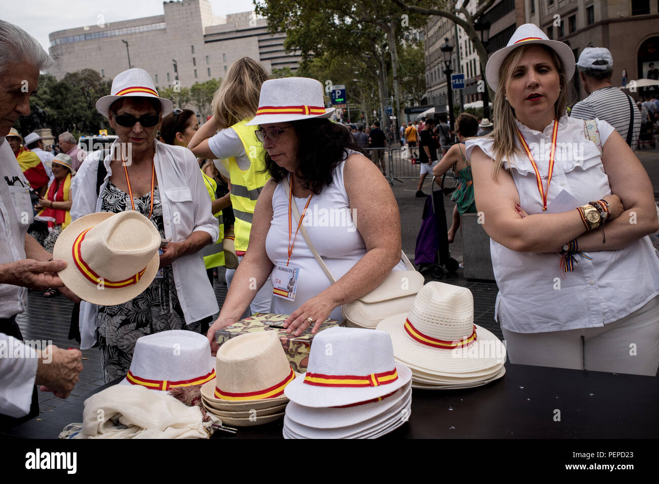 Barcelone, Espagne. 17Th Aug 2018. 17 août, 2018 - Barcelone, Catalogne, Espagne - pro-syndicalistes restent dans les rues à l'appui de l'Espagne Felipe VI Roi de visiter Barcelone de l'hommage aux victimes des attaques terroristes de l'an dernier qui a tué 16 personnes et blessé plus de 120 lorsque deux véhicules s'est écrasé dans la foule. Crédit : Jordi Boixareu/Alamy Live News Banque D'Images