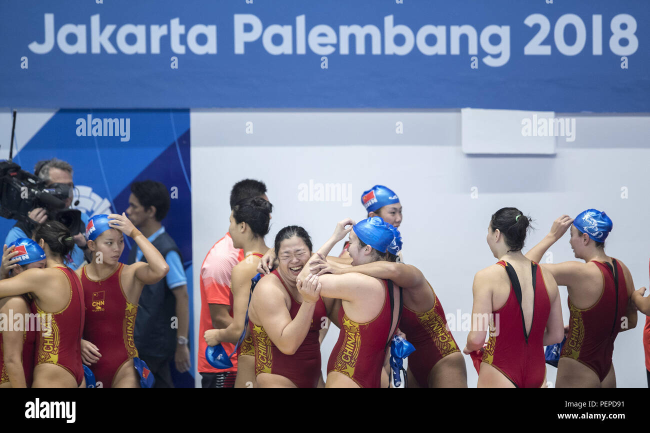 (180817) -- JAKARTA, 17 août 2018 (Xinhua) -- les joueurs chinois célèbrent après avoir remporté le groupe de water-polo féminin une correspondance entre la Chine et le Japon à la 18e Jeux asiatiques à Jakarta, Indonésie, le 17 août 2018. (Xinhua/Fei Maohua) Banque D'Images