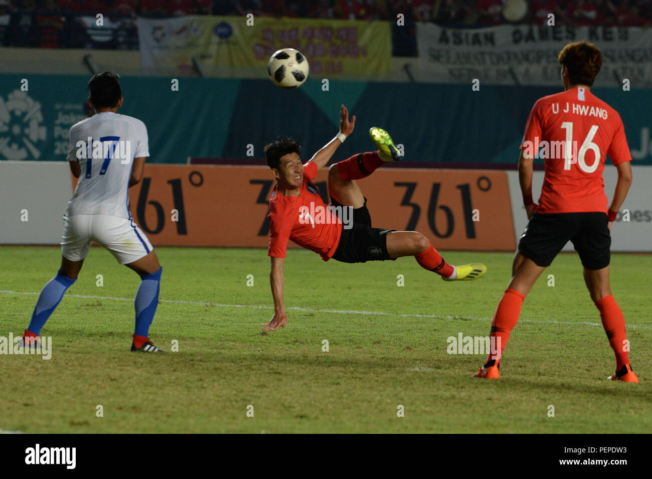 Bandung, Indonésie. Août 17, 2018. Fils Heung Min (C) de la Corée du Sud est en concurrence au cours de la men ?s groupe football match entre la Malaisie et de la Corée du Sud lors de la 18e Jeux asiatiques 2018 chez Si Jalak Harupat Stadium à Bandung, Indonésie, le 17 août, 2018. Ti'Kuncahya Crédit : B./Xinhua/Alamy Live News Banque D'Images