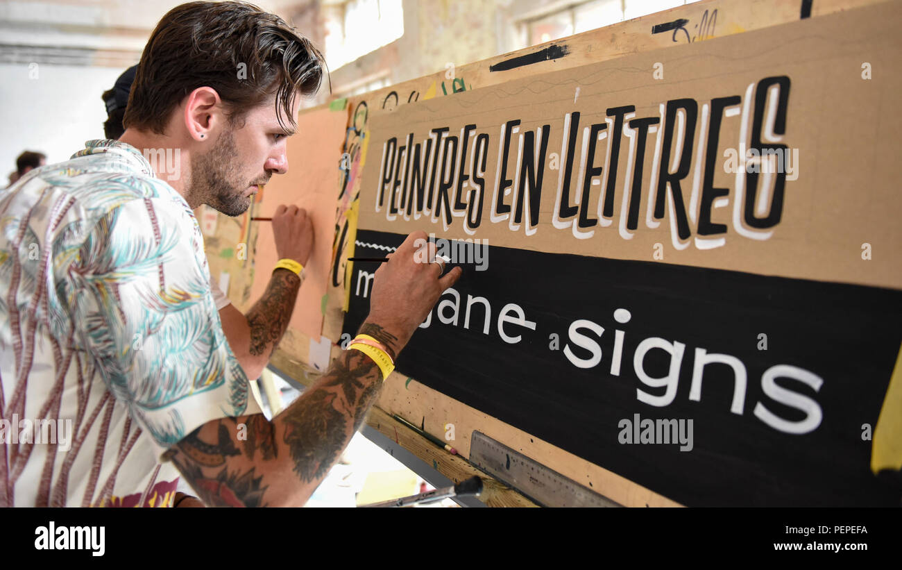 Londres, Royaume-Uni. 17 août 2018. Un signwriter pratiques au 'en-têtes 2018 : London Calling", un rassemblement de professionnels internationaux et signwriters artistes lettrage de plus de 30 pays. Signwriters réseau can et apprendre de nouvelles compétences et les visiteurs peuvent voir l'écriture par caractères iconographiques en action. L'événement aura lieu à l'Oxo Tower Wharf Bargehouse, dans le centre de Londres jusqu'au 19 août. Crédit : Stephen Chung / Alamy Live News Banque D'Images