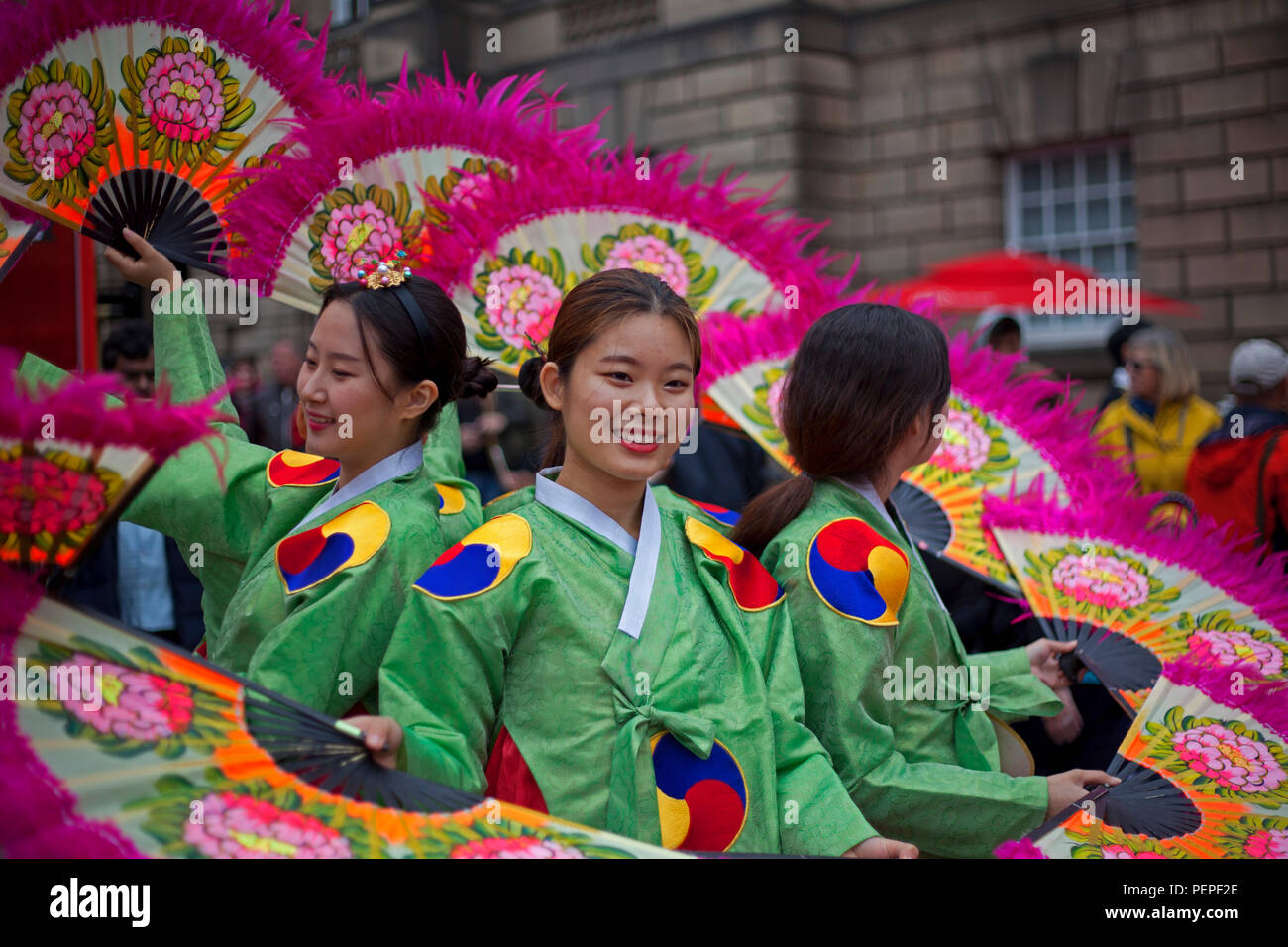 Édimbourg, Écosse, Royaume-Uni 17 août 2018. Edinburgh Fringe Royal Mile ajouter de la couleur aux membres de High Street de Soon Chun Hyang Uni Drama anglais promouvoir leur joyeuse et jamais trop grave les épouses Joyeuses de Séoul comme une nouvelle adaptation des épouses Joyeuses de Windsor, la comédie d'amour et de mariage de Shakespeare. Banque D'Images