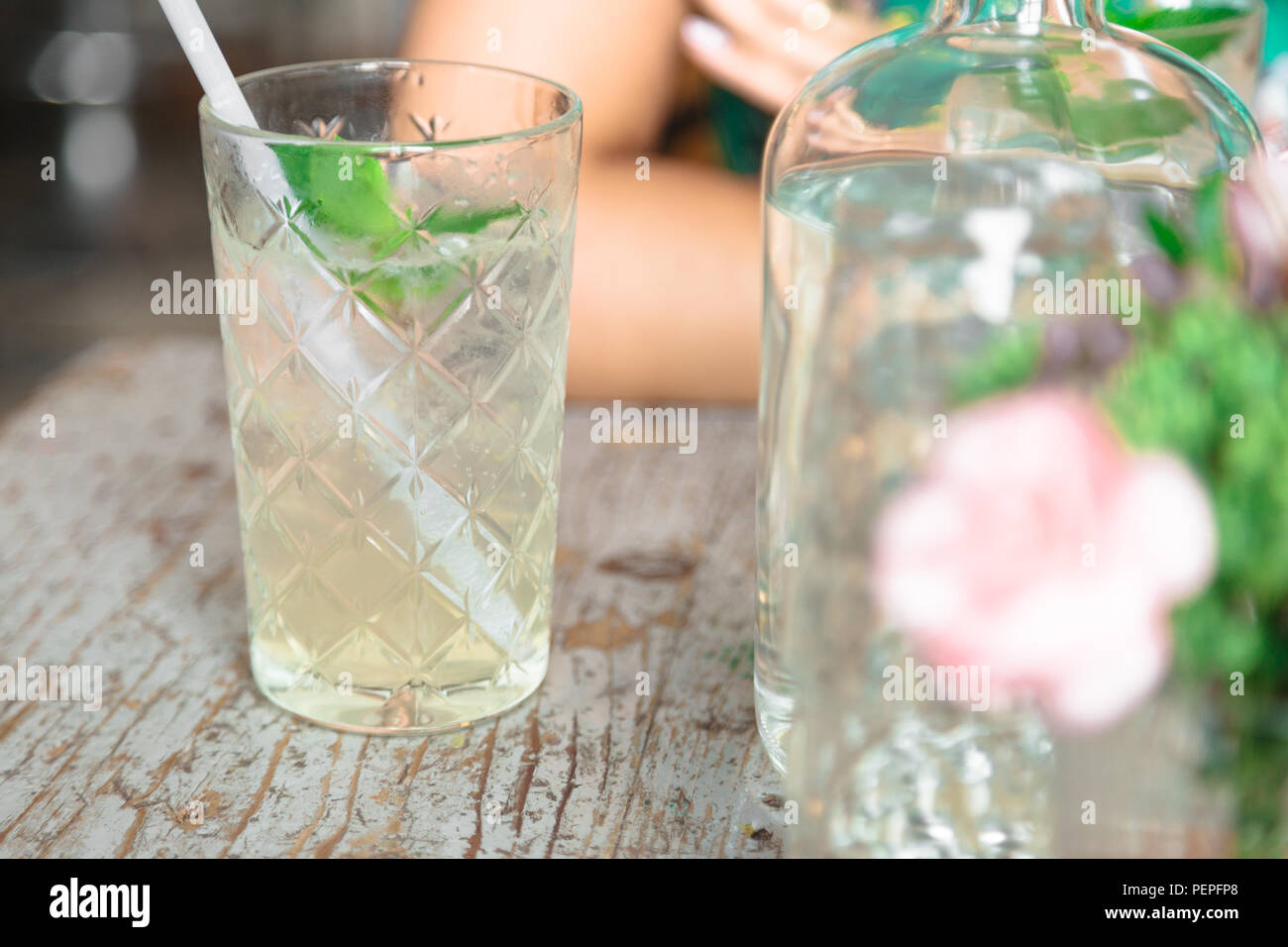Une boisson à la menthe et des pailles dans les verres Banque D'Images