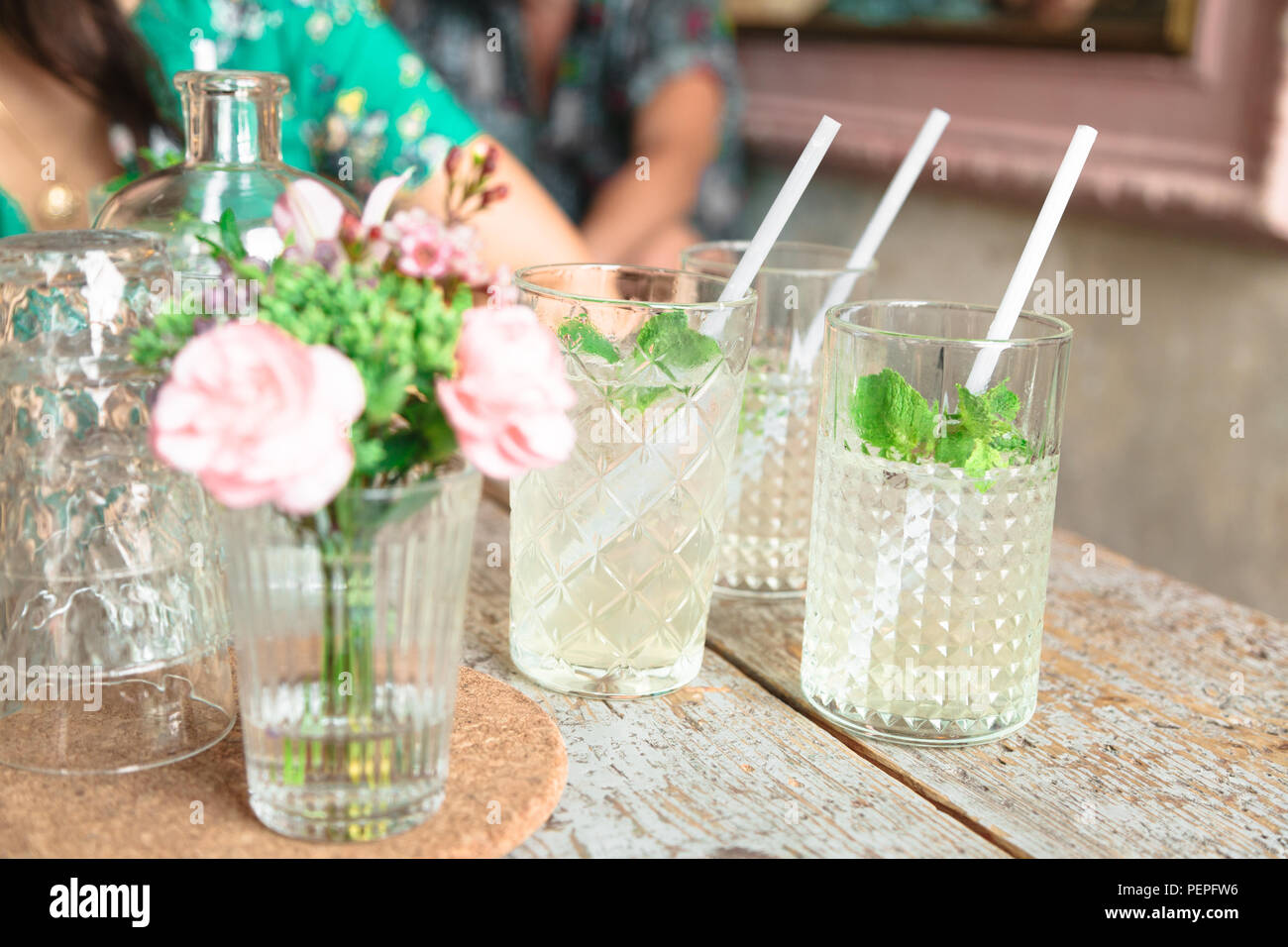Deux boissons à la menthe et des pailles dans les verres Banque D'Images