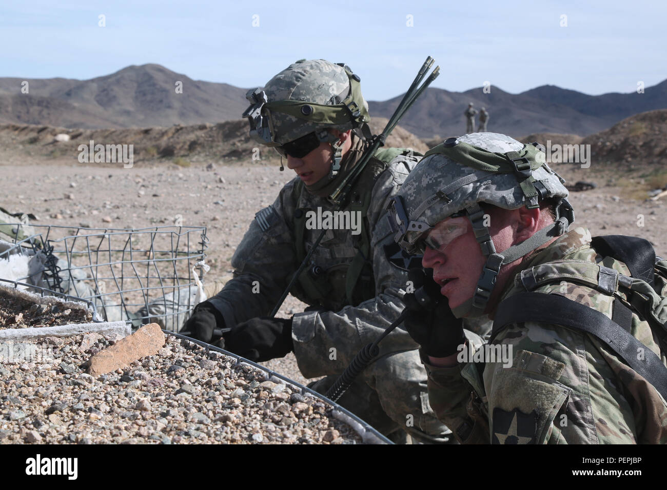 Des soldats américains affectés au 1er Bataillon, 17e Régiment d'infanterie, 2e Stryker Brigade Combat Team, 2e Division d'infanterie, converser par radio au Centre National d'entraînement dans le cadre d'une action décisive 16-03 Rotation à Fort Irwin, en Californie, le 21 janvier 2016. Cette période de formation de 15 jours est d'assurer une approche plus globale pour les soldats au sein de la 2e brigade Stryker, l'équipe de combat 2e Division d'infanterie. (U.S. Photo de l'armée par la FPC. Daniel Parrott, Operations Group, National Training Center) Banque D'Images