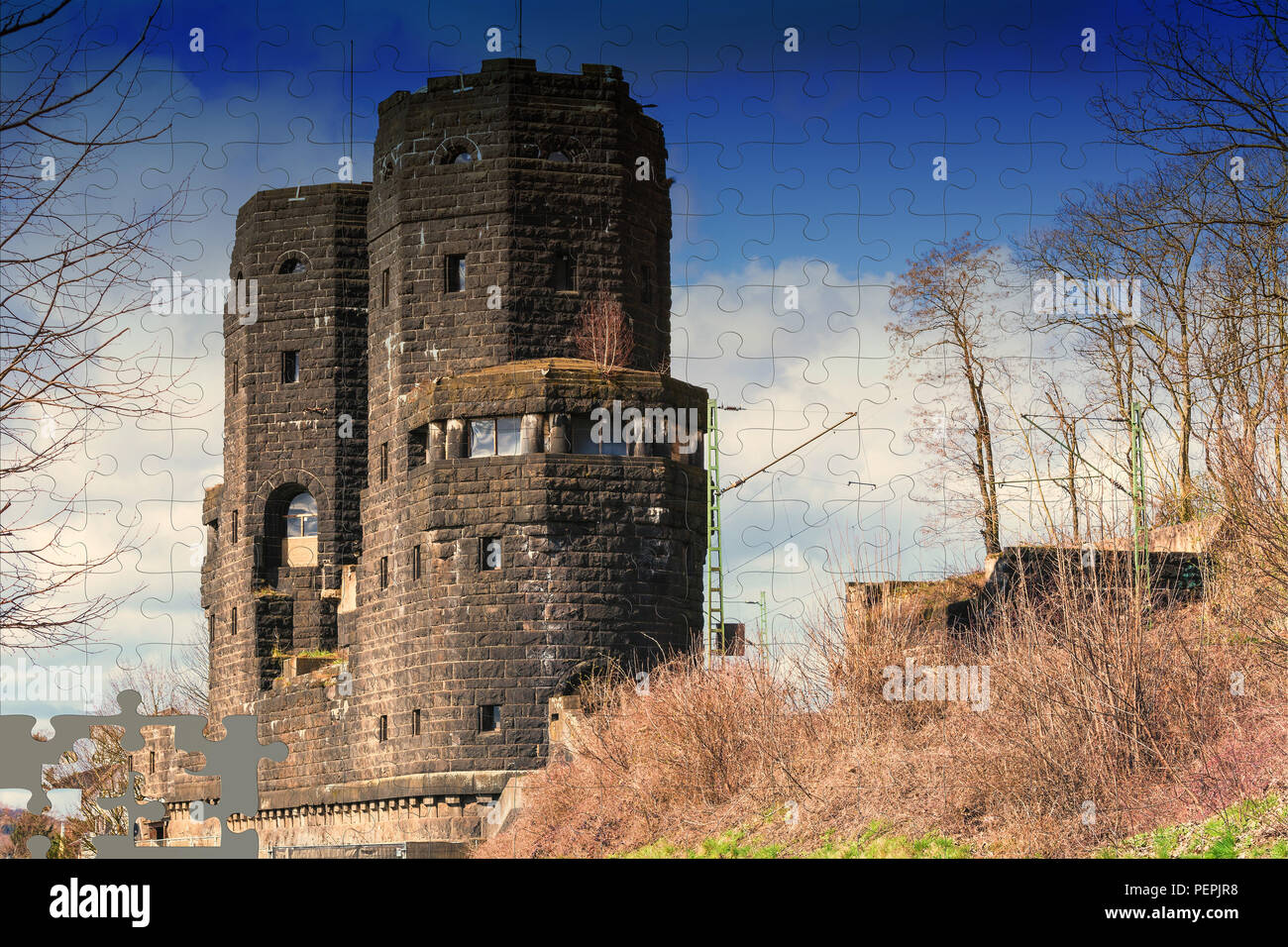 La ruine de puzzle Pont Ludendorff à Erpel am Rhein en Allemagne.tours du pont de Remagen sont situés sur la rive opposée de la ville Erpel am Rhei Banque D'Images