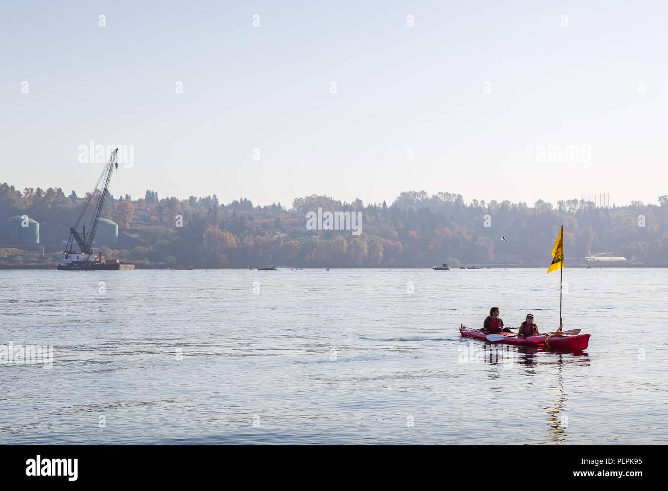 NORTH VANCOUVER, BC, CANADA - OCT 28, 2017 : les kayakistes qui participent à une manifestation de la Pipeline de Kinder Morgan à Burnaby Mountain. Banque D'Images