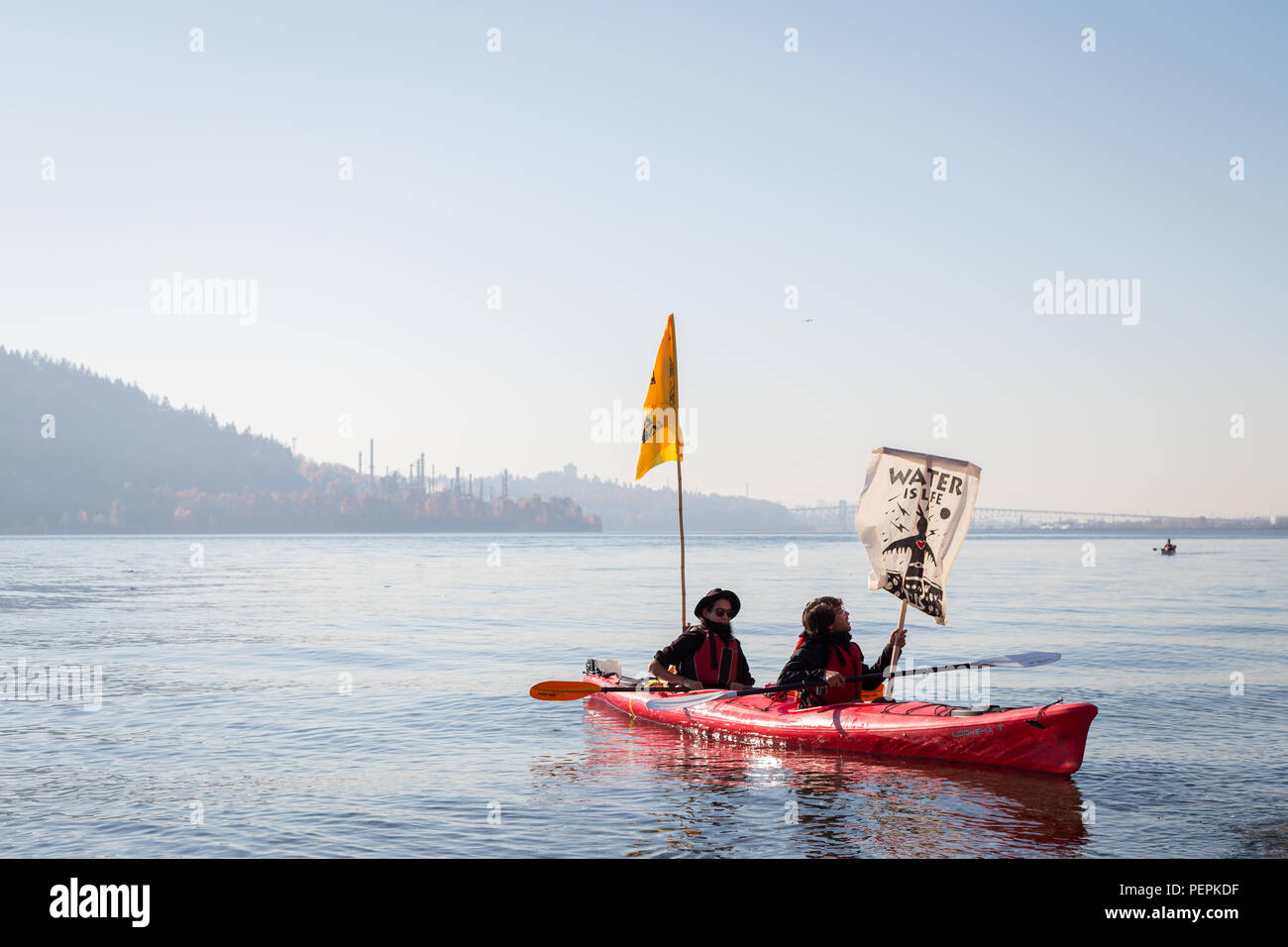 NORTH VANCOUVER, BC, CANADA - OCT 28, 2017 : les kayakistes qui participent à une manifestation de la Pipeline de Kinder Morgan à Burnaby Mountain. Banque D'Images