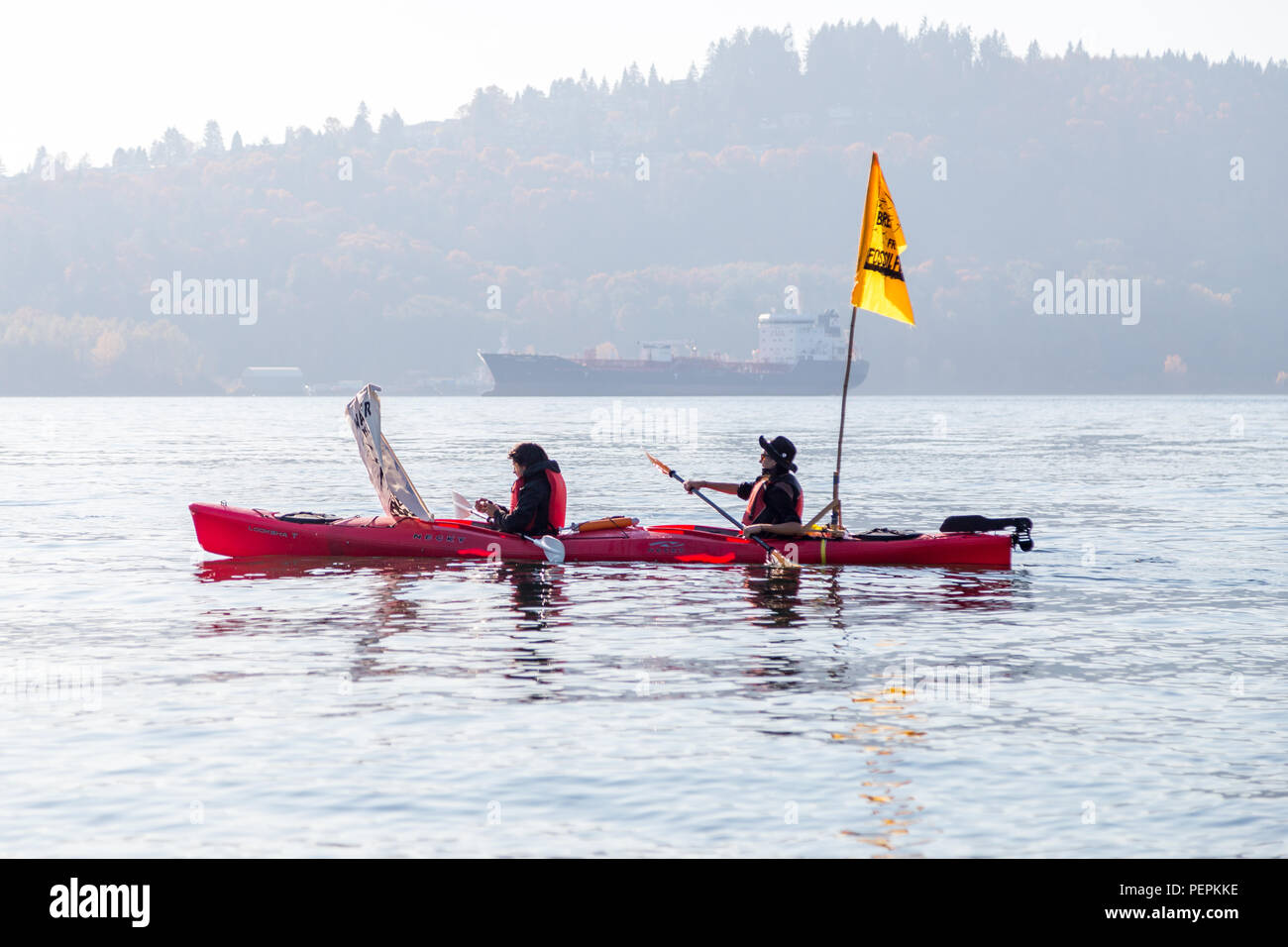 NORTH VANCOUVER, BC, CANADA - OCT 28, 2017 : les kayakistes qui participent à une manifestation de la Pipeline de Kinder Morgan à Burnaby Mountain. Banque D'Images