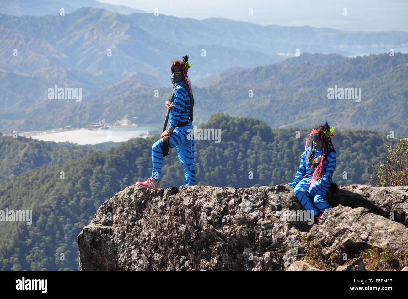 2 jeunes filles & Feytiri Keytiri avatar de Pandora, arrivant à mt. Ulap d'un long voyage vers la terre,& appréciant les-soleil de midi Banque D'Images