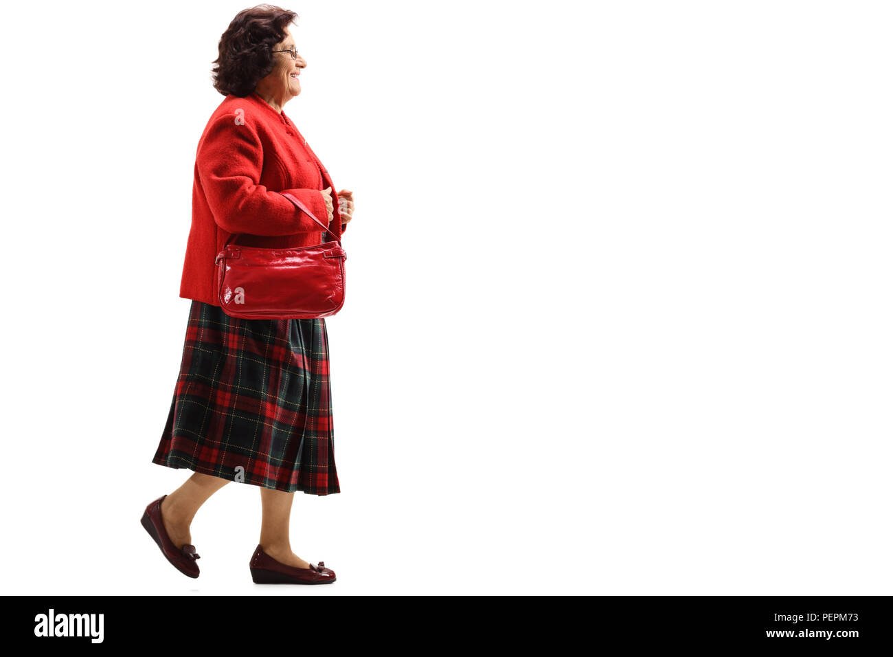 Profil complet tiré d'un senior lady walking isolé sur fond blanc Banque D'Images