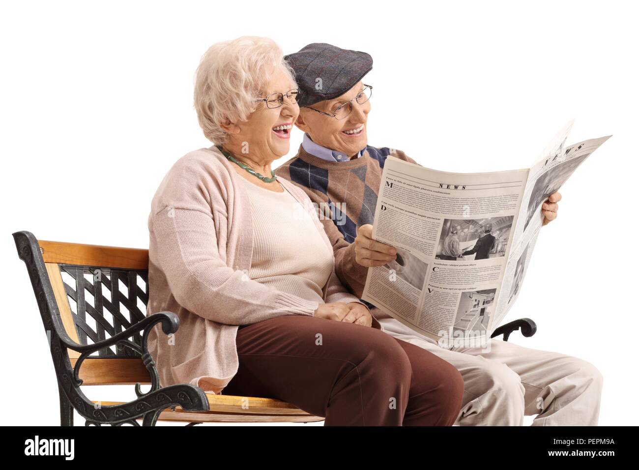 Couple assis sur un banc, lisant un journal et rire isolé sur fond blanc Banque D'Images