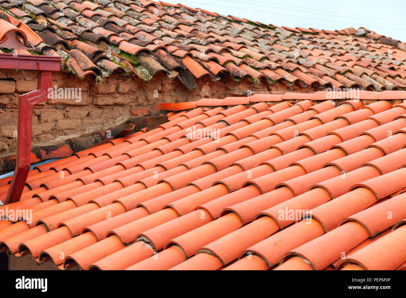 Vieille brique rouge des tuiles du toit de maisons italiennes Banque D'Images