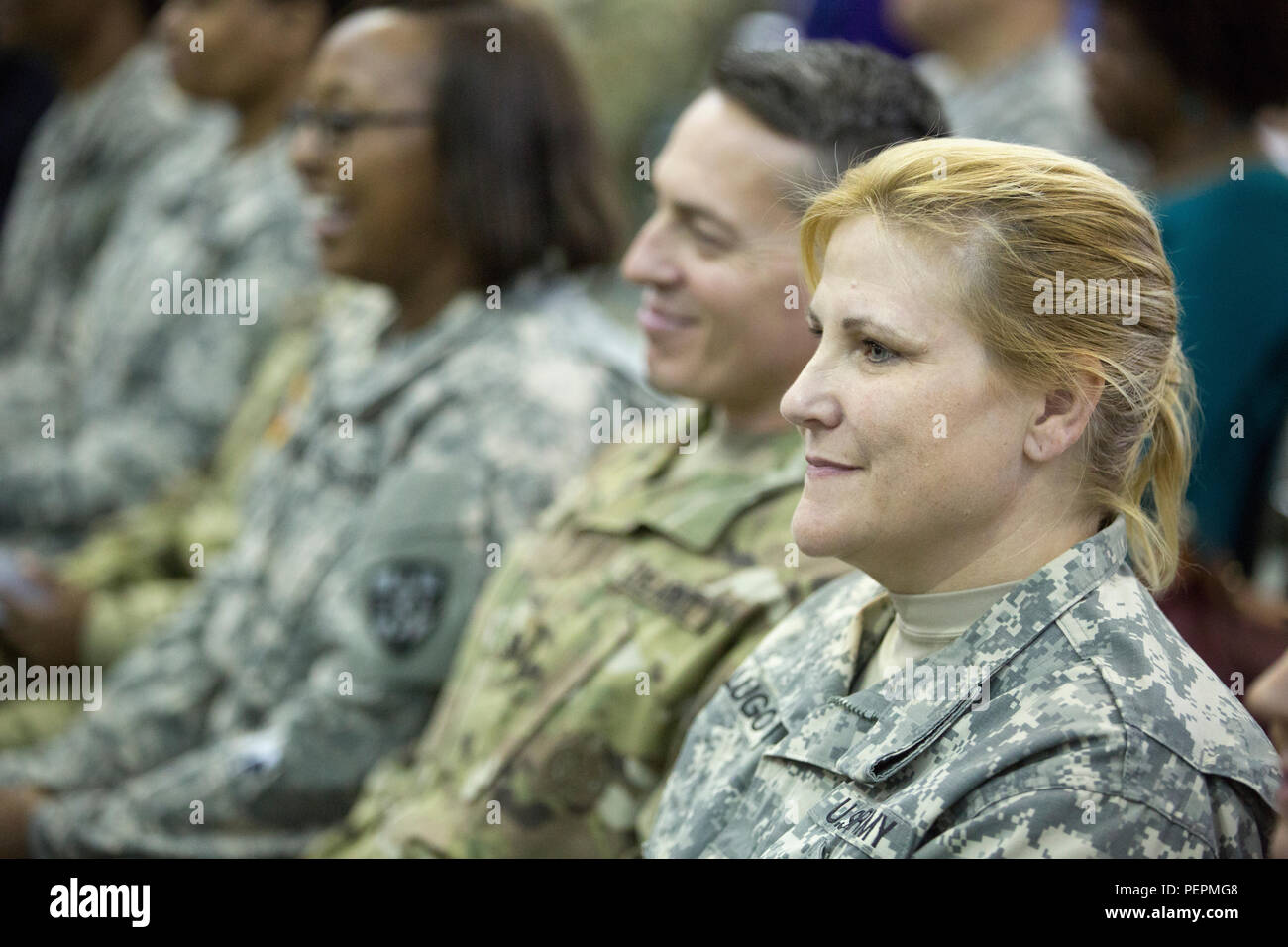 Réserve de l'armée américaine Brig. Le général Tracy L. Smith est le plus récent service corps médical (CSM) le brigadier général et la première femme chamorro Guam/agent général dans les Forces armées. La promotion de la cérémonie a eu lieu à la C.W. Bill Young Centre de Réserve des Forces armées à Pinellas Park, en Floride le 24 janvier 2016. Smith est diplômé de l'Université de Guam et a obtenu une maîtrise de Troy University en Alabama, ainsi que l'Army War College. Elle a travaillé à New York, New Jersey, New York et Washington, a reçu de nombreux prix et insignes pour le service médical et le mérite. (U.S. Photo de l'armée par la CPS. Tracy Banque D'Images