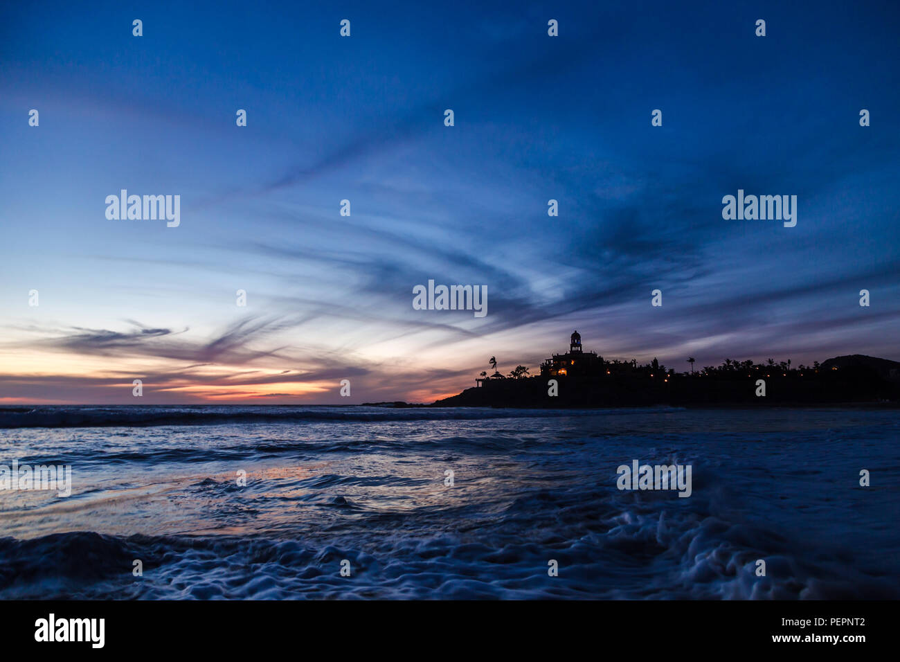 Une plage au sommet d'un rocher au coucher du soleil à Cerritos Beach. Banque D'Images