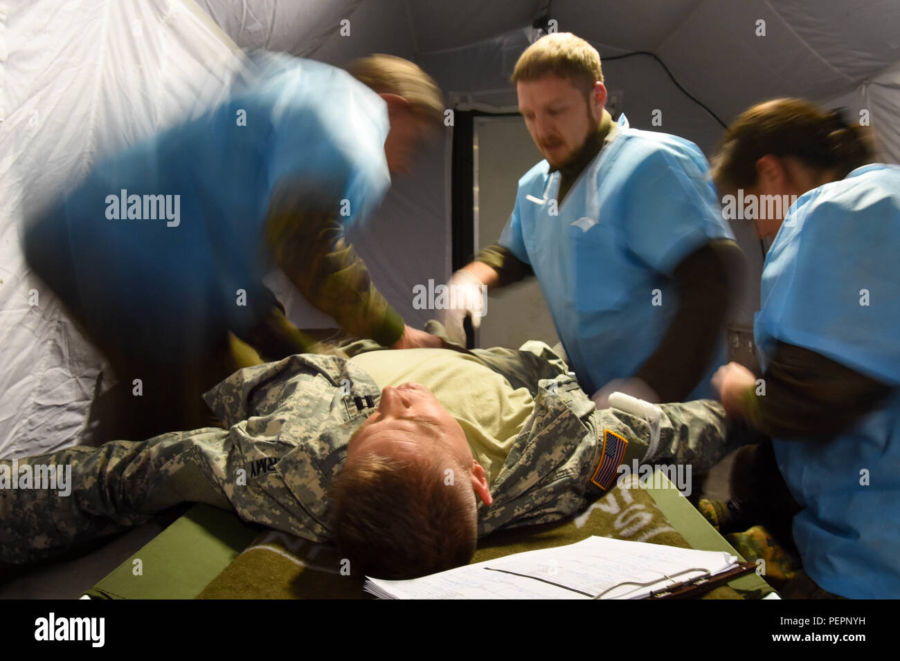 Le personnel médical de la Bundeswehr traiter l'acteur casualty Capt Troy Waite, 421e Bataillon Médical Multifonctionnel, le rôle 2 au cours de la 30e brigade médicale exercice MEDSHOCK à Finthen LTA, Allemagne, le 27 janvier 2016. Comme ces exercices permettent de tester l'interopérabilité médicale entre l'OTAN a établi un partenariat des nations unies. (U.S. Photo de l'armée par le capitaine Jeku Arce, 30e brigade médicale parution/Affaires publiques) Banque D'Images