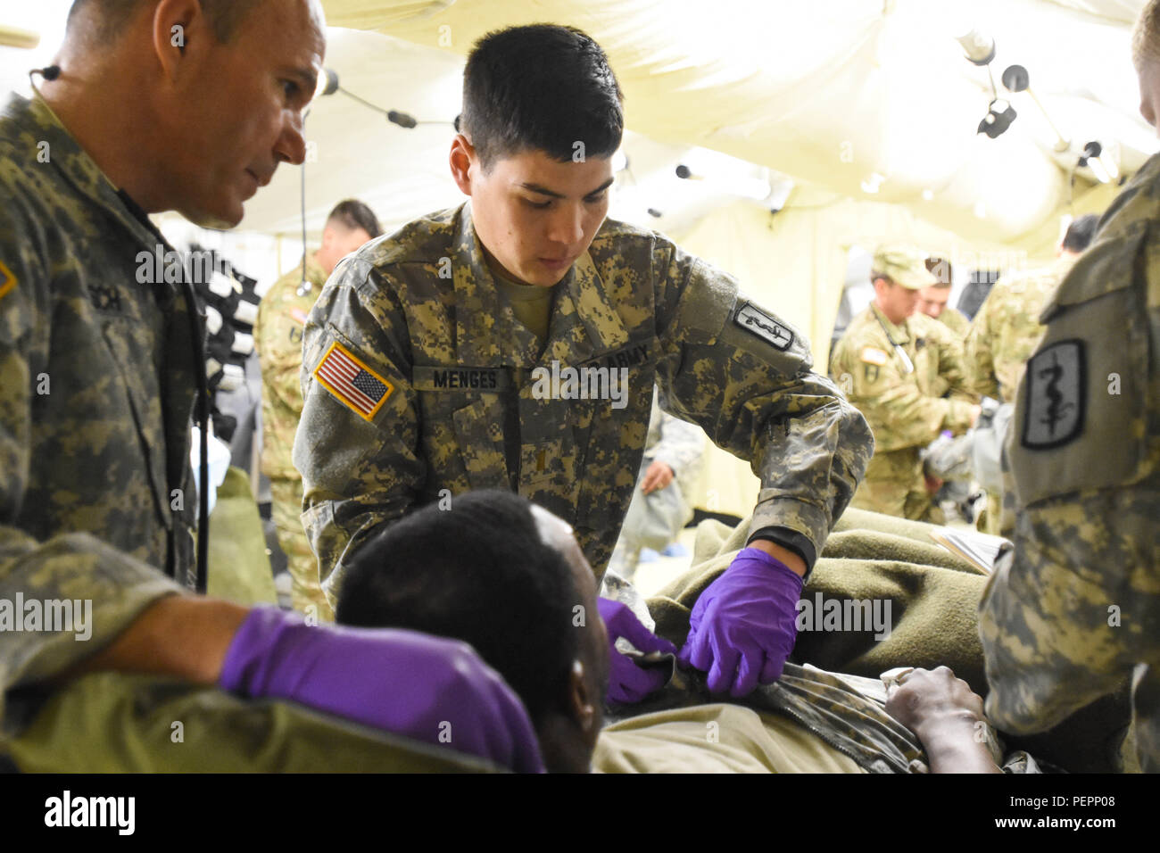 Deuxième lieutenant Michael Menges, 212e de l'Hôpital de soutien au combat, l'infirmière évalue un rôle player casualty dans le traitement médical d'urgence tente au cours de 30e brigade médicale à l'exercice de l'MEDSHOCK Finthen LTA, Allemagne, le 27 janvier 2016. Comme ces exercices permettent de tester l'interopérabilité médicale entre l'OTAN a établi un partenariat des nations unies. (U.S. Photo de l'armée par le capitaine Jeku Arce, 30e brigade médicale parution/Affaires publiques) Banque D'Images