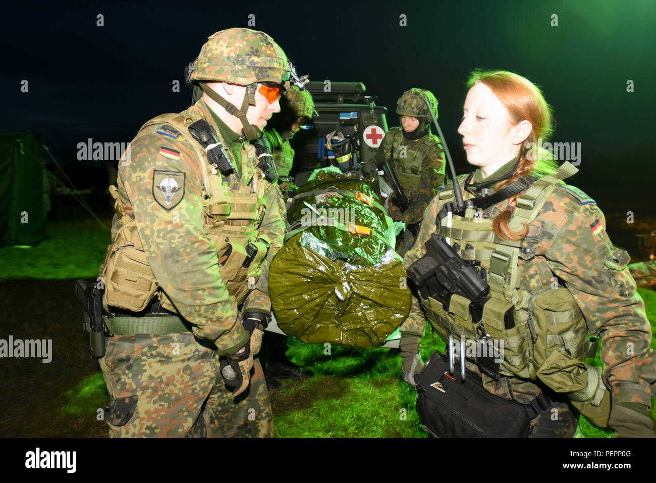 L'équipe d'évacuation du patient de la Bundeswehr décharge une victime brûlée à la 212e de l'Hôpital de soutien au combat des traitements médicaux d'urgence tente au cours de 30e brigade médicale à l'exercice de l'MEDSHOCK Finthen LTA, Allemagne, le 27 janvier 2016. Comme ces exercices permettent de tester l'interopérabilité médicale entre l'OTAN a établi un partenariat des nations unies. (U.S. Photo de l'armée par le capitaine Jeku Arce, 30e brigade médicale parution/Affaires publiques) Banque D'Images