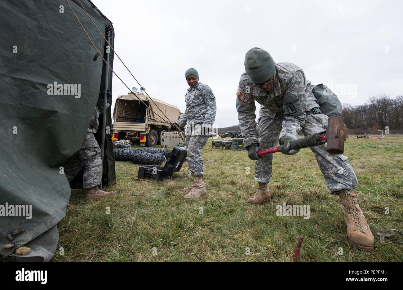 Soldats à l'Hôpital d'appui tactique 212e construire une tente médicale pendant les premières étapes de la 30e brigade médicale choc "Med" située à Wiesbaden, Allemagne, le 26 janvier 2016. L'exercice a réuni aux États-Unis et le personnel médical militaire allemande pour une formation intensive de quatre jours que l'événement testé les soldats sur leur préparation au déploiement des multinationales et des capacités de soutien du service médical. (DoD News photo de Tech. Le Sgt. Brian Kimball) Banque D'Images