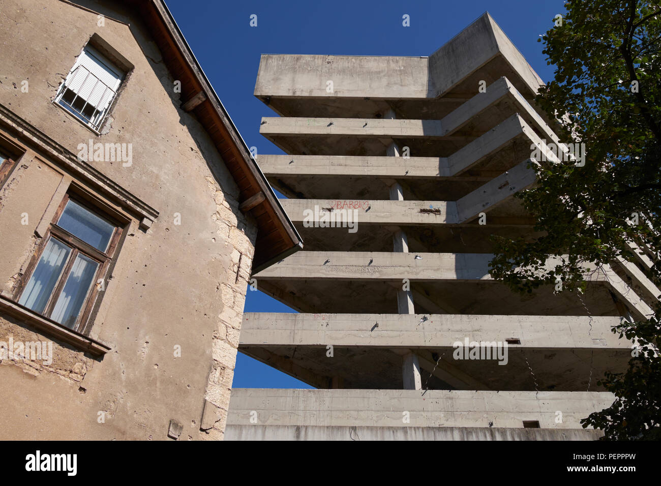 Des éclats d'une maison endommagée près du 'Sniper' Tour (ex-Banque Ljubljanska) à Mostar, Bosnie-Herzégovine. Banque D'Images