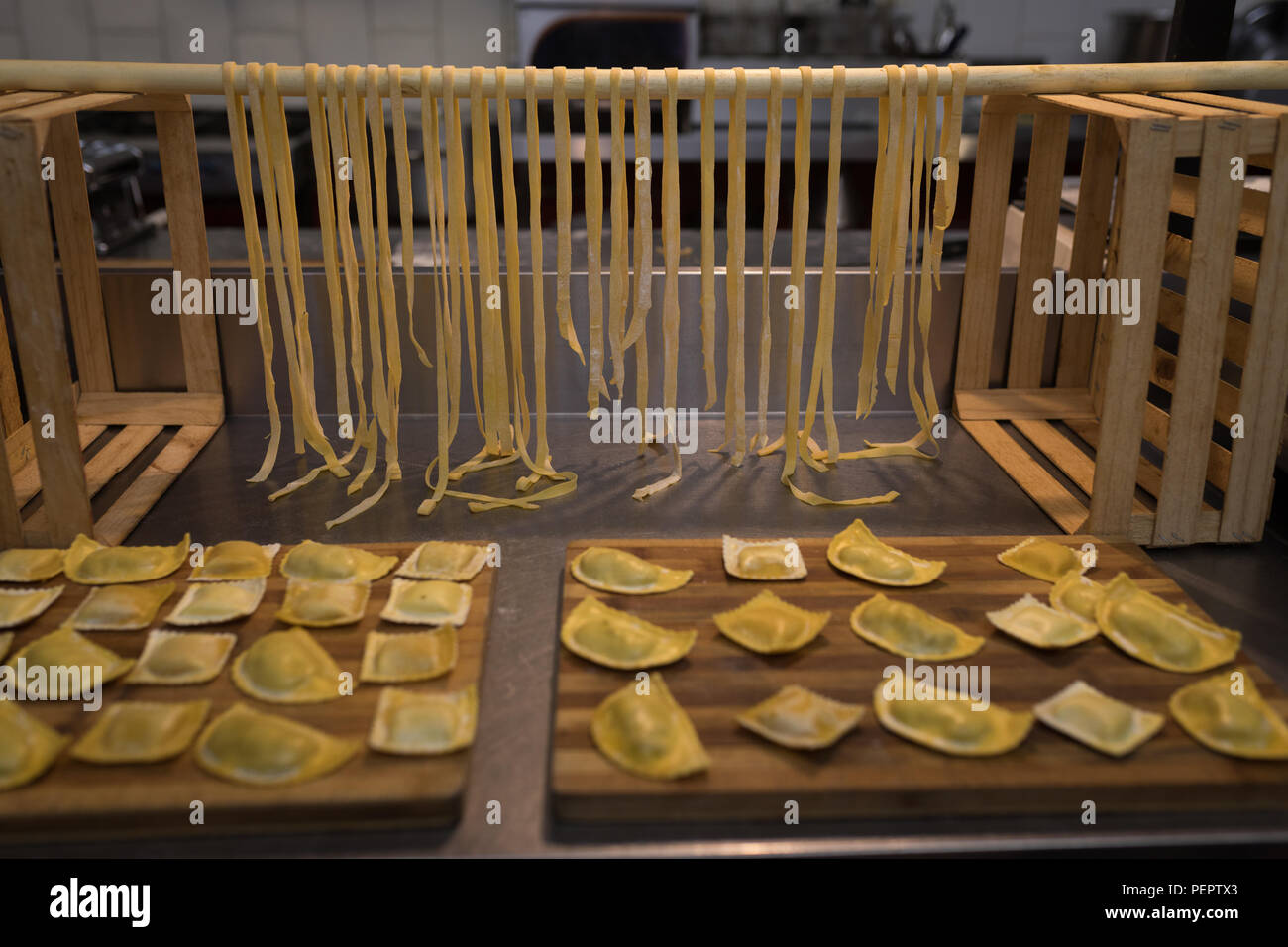 Agnolotti à pâtes fraîches disposées sur une table Banque D'Images Agnolotti à pâtes fraîches disposées sur une table Banque D'Images