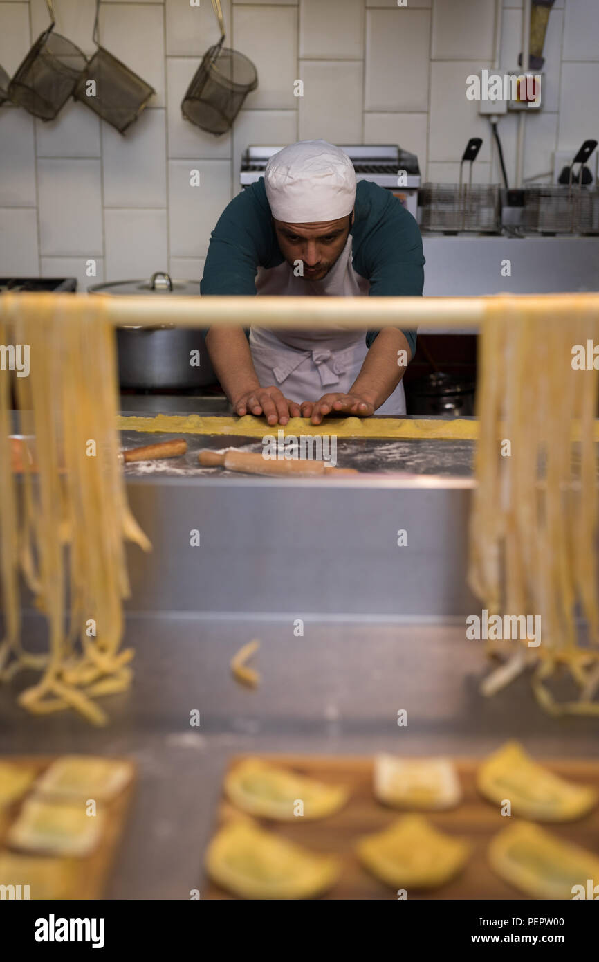 Préparer les pâtes dans l'homme de Baker bakery Banque D'Images Préparer les pâtes dans l'homme de Baker bakery Banque D'Images