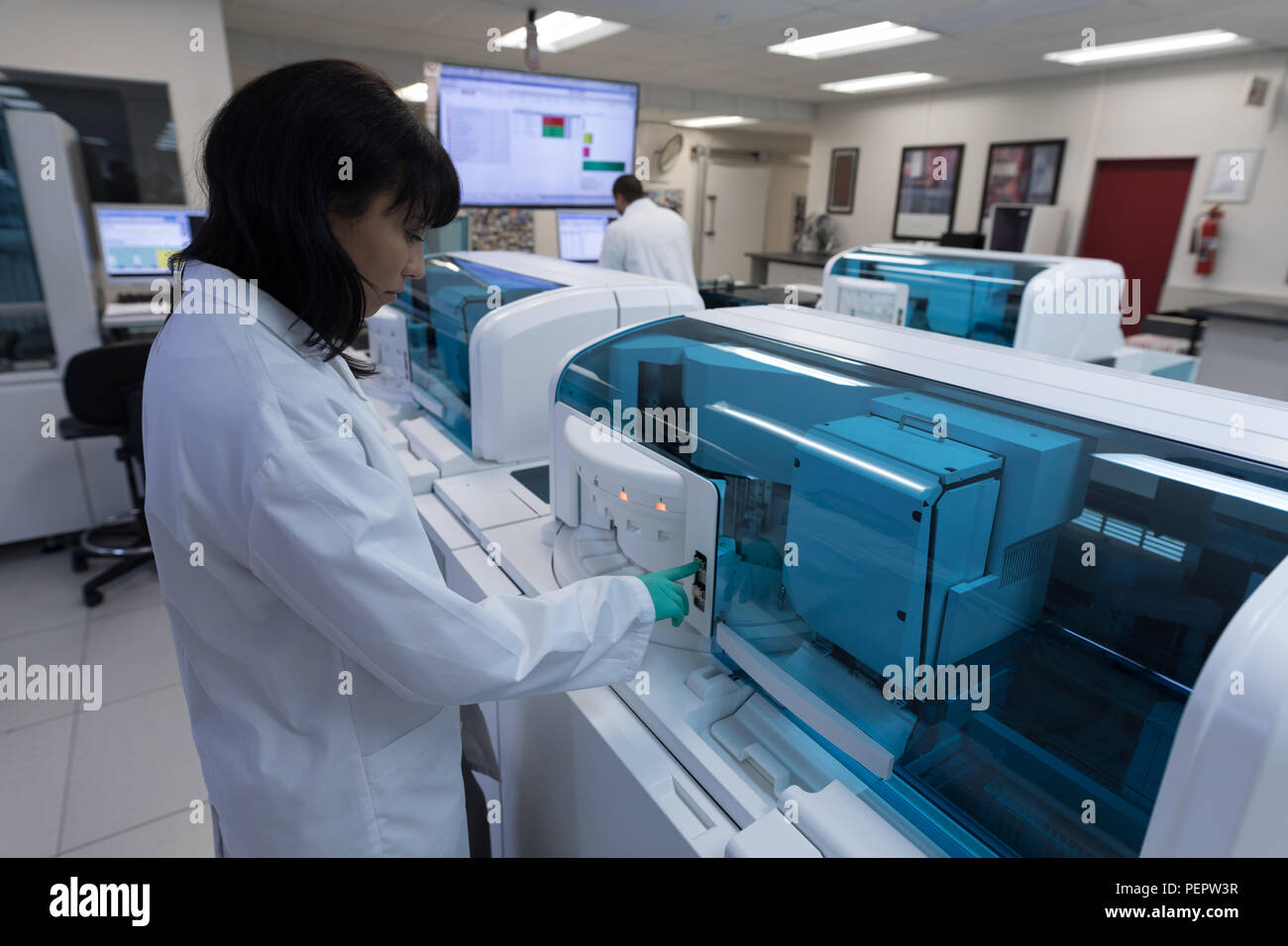 Technicien de laboratoire à l'aide de la banque de sang dans la machine Banque D'Images Technicien de laboratoire à l'aide de la banque de sang dans la machine Banque D'Images