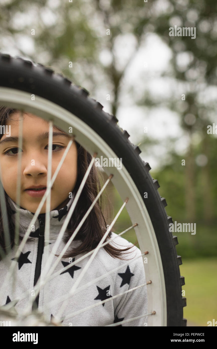 Contrôle de fille location Banque D'Images