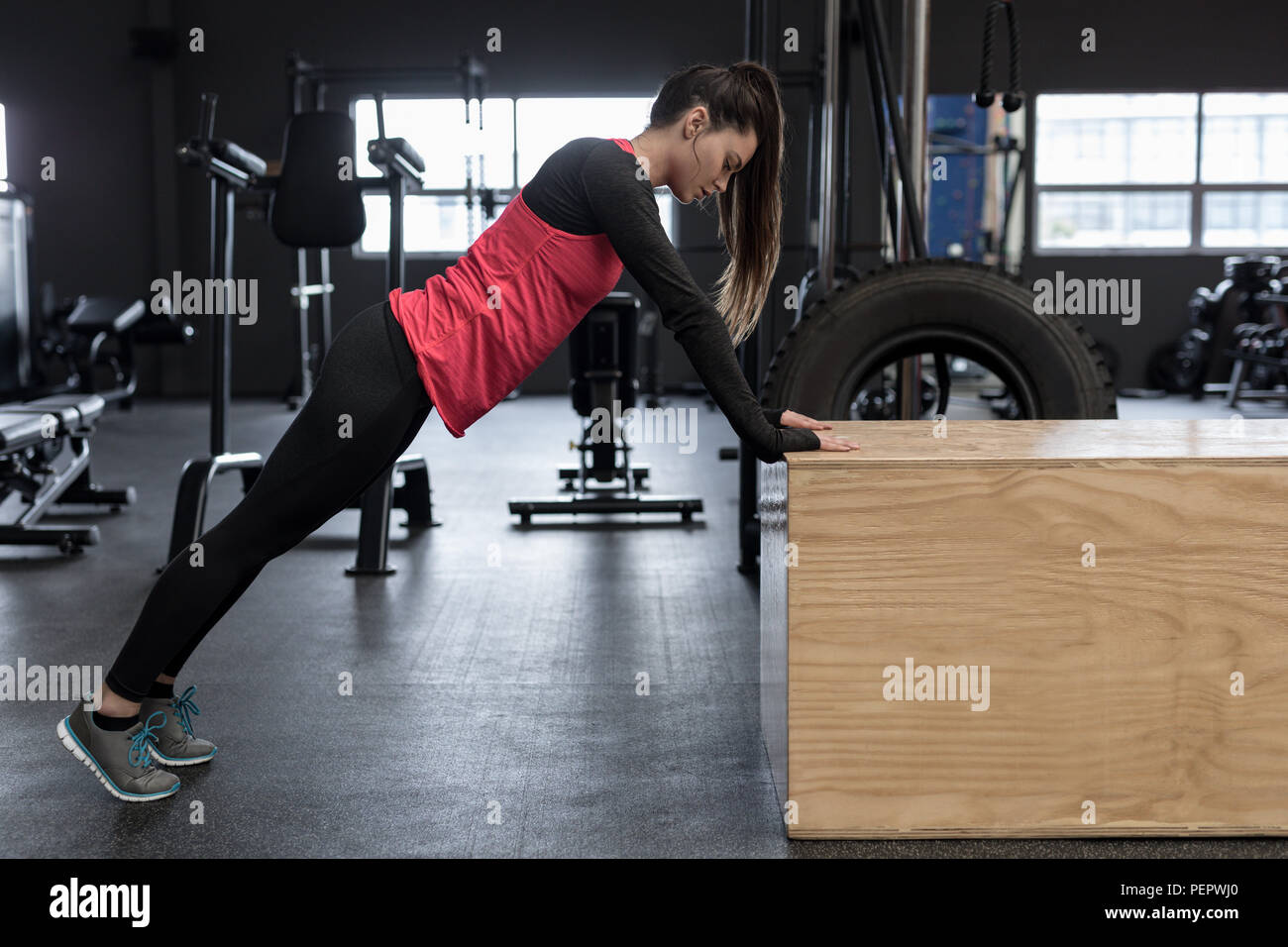 Femme faisant pousser l'exercice in fitness studio Banque D'Images Femme faisant pousser l'exercice in fitness studio Banque D'Images
