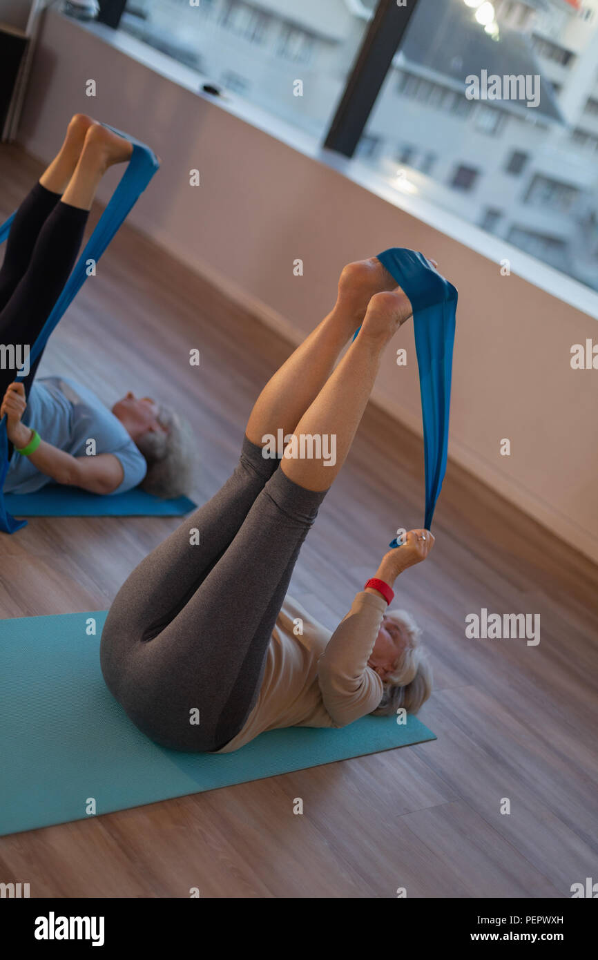 Groupe de femmes âgées avec bande yoga Yoga Banque D'Images