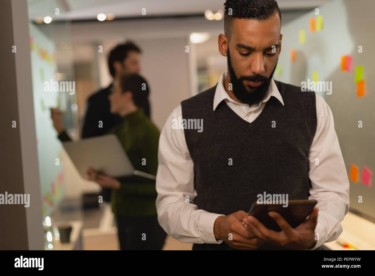 Businessman using digital tablet in office Banque D'Images Businessman using digital tablet in office Banque D'Images