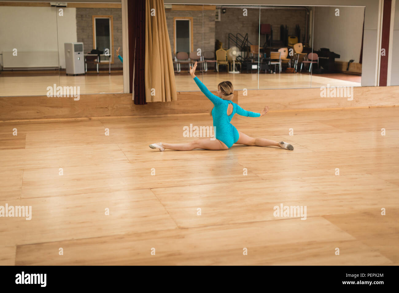 Ballerina practicing ballet danse en studio Banque D'Images Ballerina practicing ballet danse en studio Banque D'Images