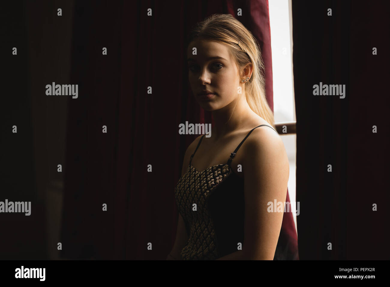 Ballerina looking at camera Banque D'Images Ballerina looking at camera Banque D'Images
