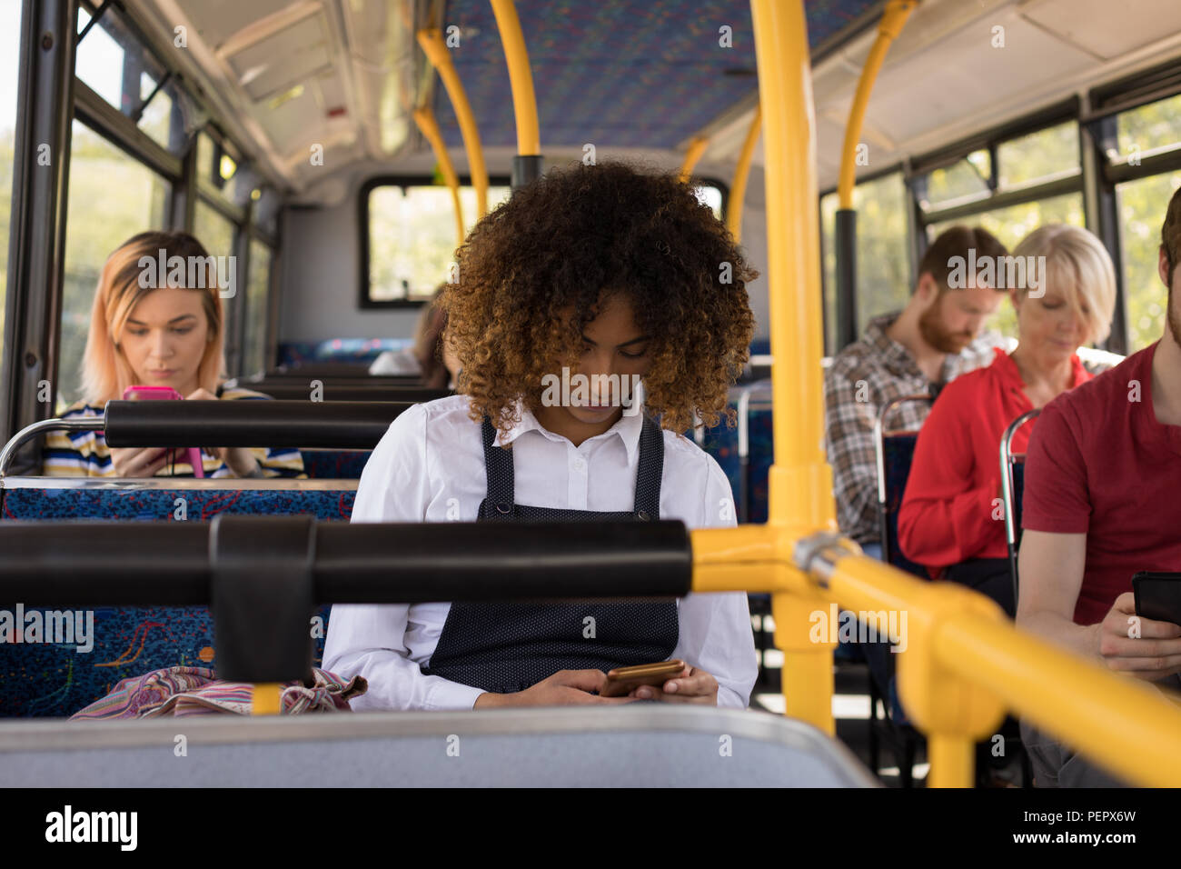 Femme à l'aide de téléphone portable en voyage en autobus moderne Banque D'Images