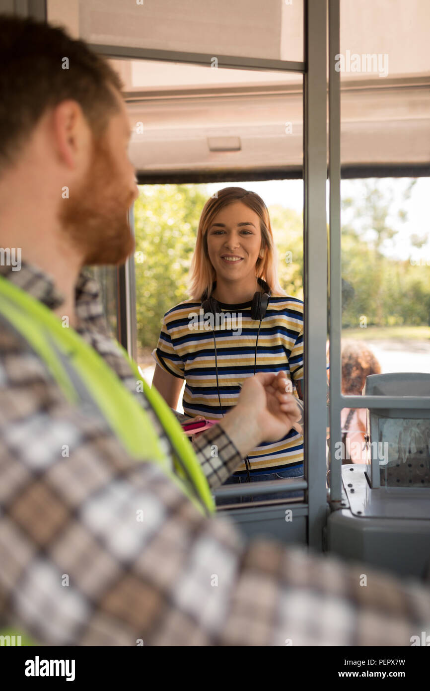 Les femmes prenant de banlieue de ticket de bus moderne dans pilote Banque D'Images