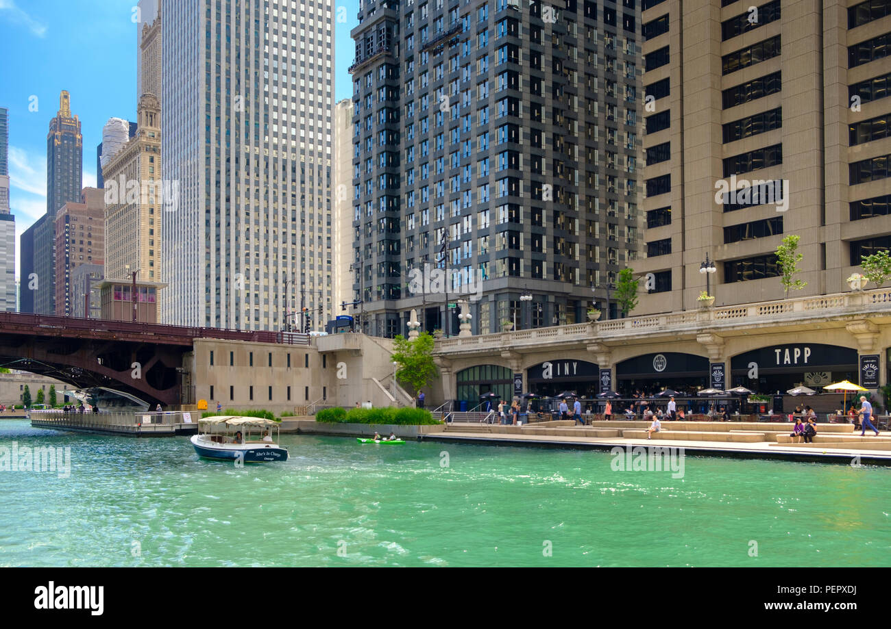 Rivière de Chicago avec de petits bateaux et kayaks et de Riverwalk avec entourant le centre-ville de l'architecture en été, Chicago, Illinois, États-Unis Banque D'Images