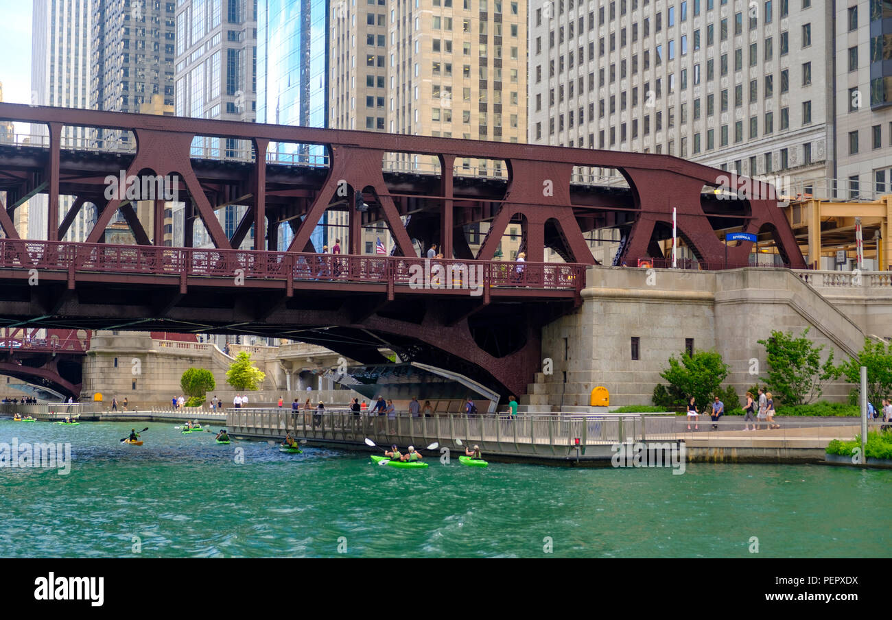 Rivière de Chicago avec le Riverwalk et entourant le centre-ville de l'architecture en été, Chicago, Illinois, États-Unis Banque D'Images