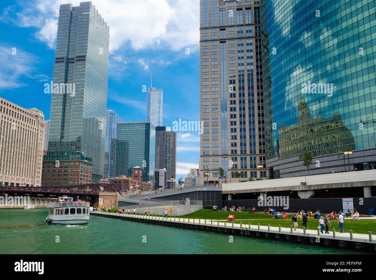Rivière de Chicago avec le Riverwalk et entourant le centre-ville de l'architecture en été, Chicago, Illinois, États-Unis Banque D'Images