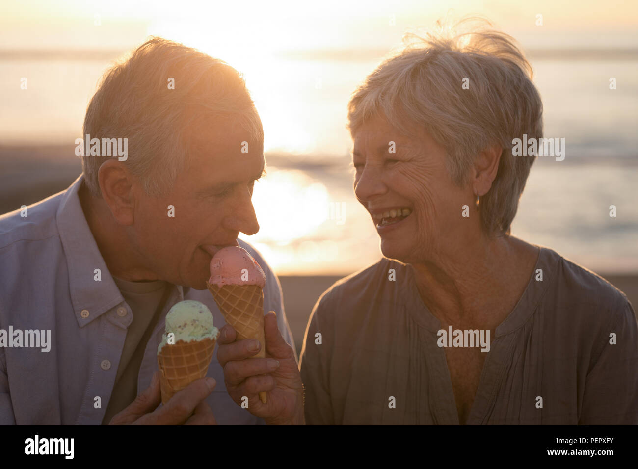 Senior couple having ice cream à la promenade Banque D'Images