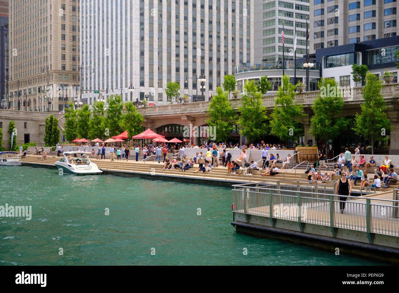 Rivière de Chicago avec le Riverwalk et entourant le centre-ville de l'architecture en été, Chicago, Illinois, États-Unis Banque D'Images