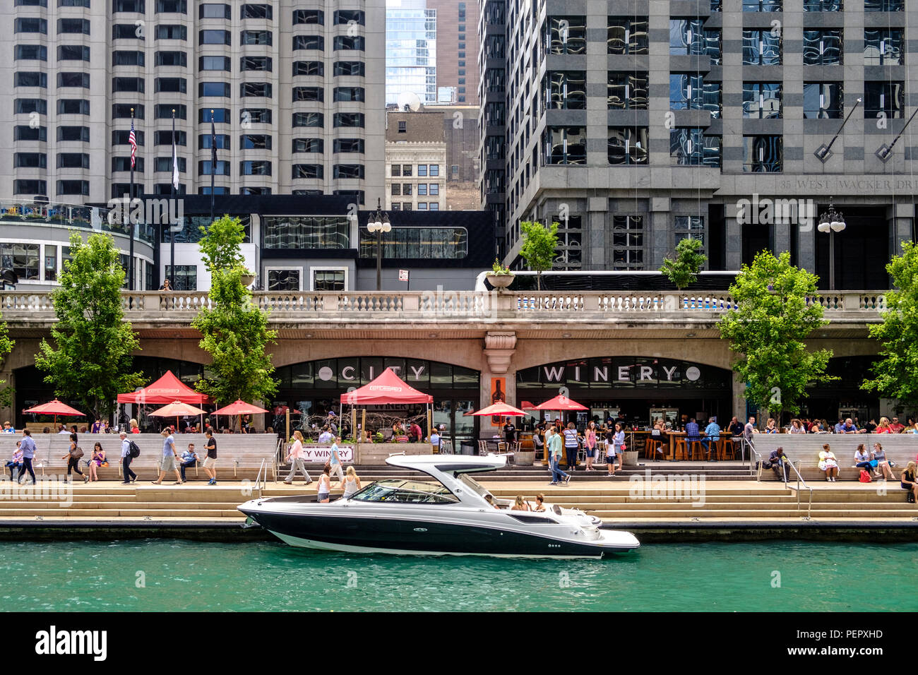 Rivière de Chicago avec le Riverwalk et entourant le centre-ville de l'architecture en été, Chicago, Illinois, États-Unis Banque D'Images