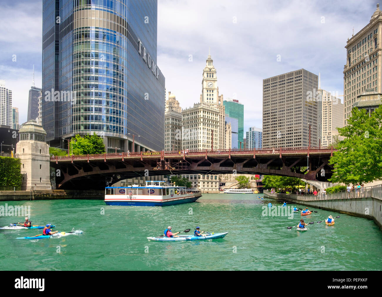 La rivière Chicago et croisière sur la rivière. kayaks et de Riverwalk et entourant le centre-ville de l'architecture en été, Chicago, Illinois, États-Unis Banque D'Images