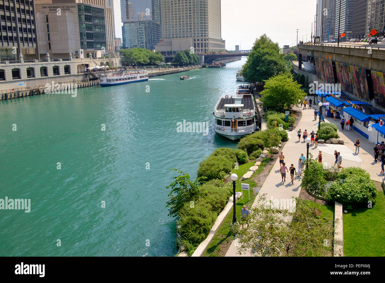 Rivière de Chicago et de Riverwalk et entourant le centre-ville de l'architecture en été, Chicago, Illinois, États-Unis Banque D'Images