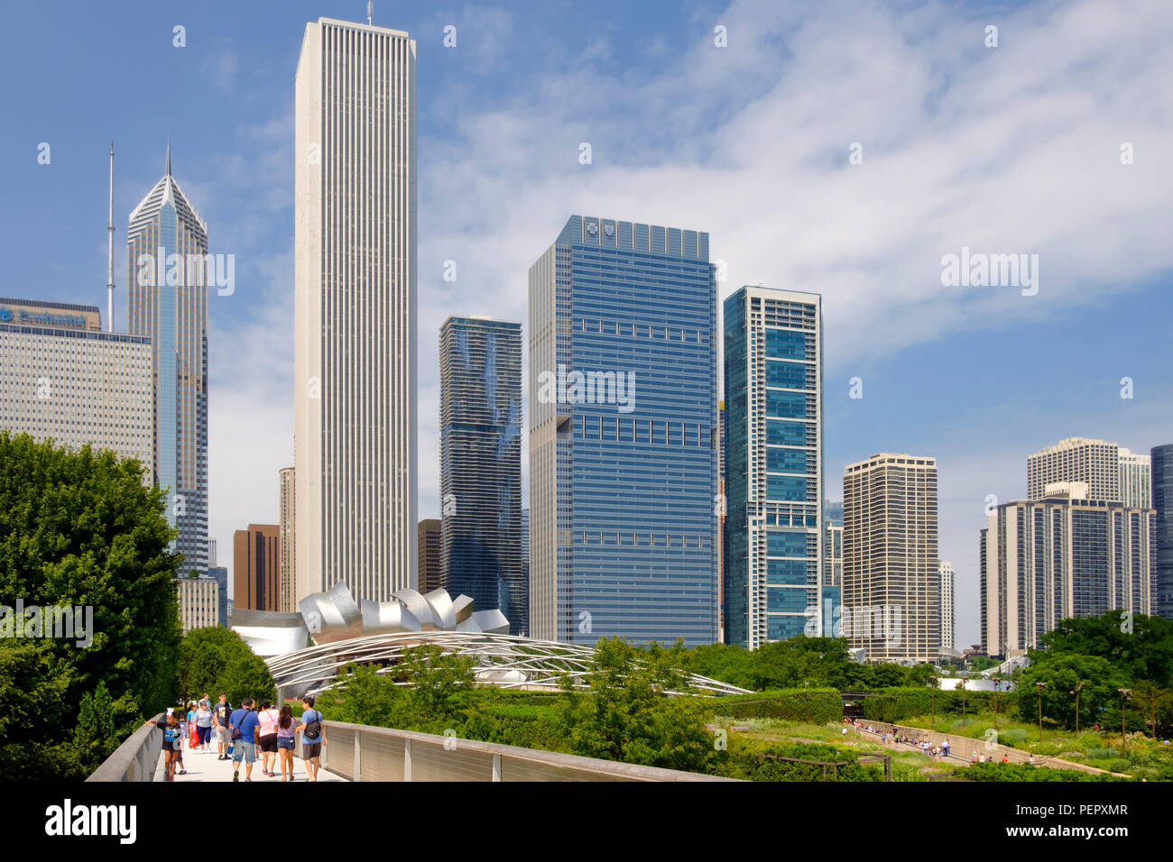 Vue d'horizon de Chicago et le Millennium Park de Nichols Bridgeway menant à l'Institut d'Art, Chicago, Illinois, États-Unis Banque D'Images